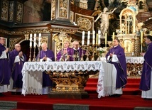 Wraz z biskupem świdnickim w intencji zmarłych kapłanów modlił się: biskup senior I. Dec, biskup pomocniczy A. Bałabuch, kanclerz ks. A. Chwastyk, ks. S. Przerada i ks. T. Gwizdek.