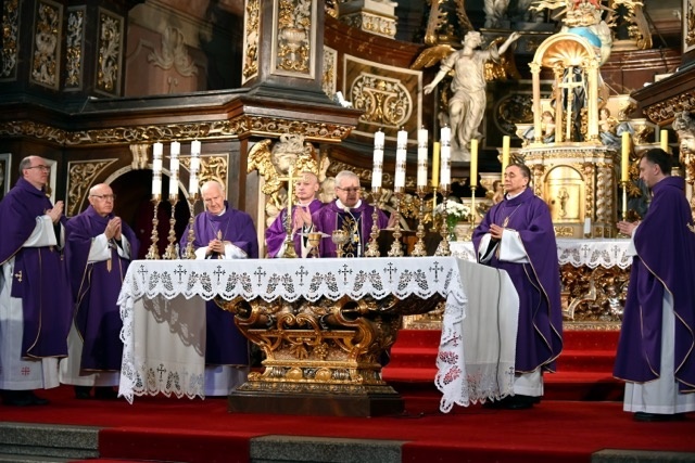 Wraz z biskupem świdnickim w intencji zmarłych kapłanów modlił się: biskup senior I. Dec, biskup pomocniczy A. Bałabuch, kanclerz ks. A. Chwastyk, ks. S. Przerada i ks. T. Gwizdek.