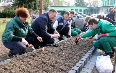 Z wolontariuszami cebulki sadzili Iwona Stępniewska i ks. Karol Piłat.