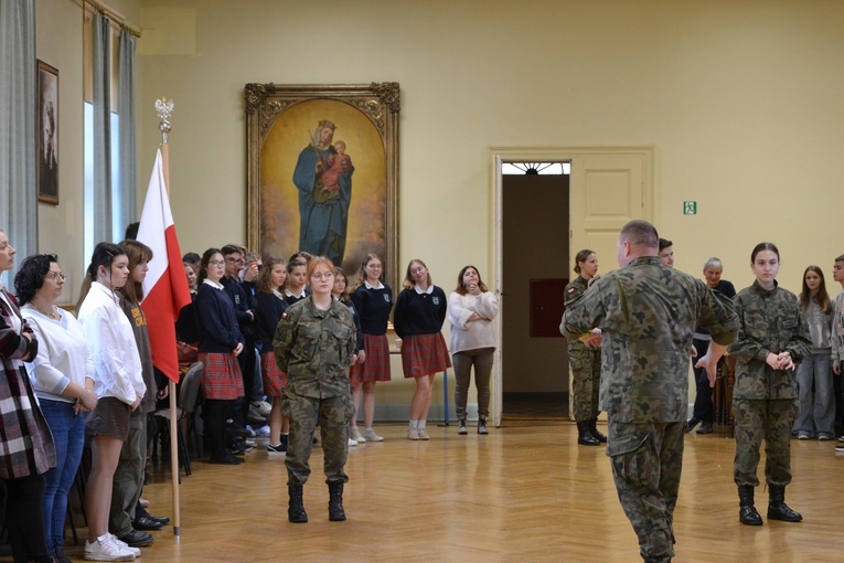 Szkolenie pocztów sztandarowych w liceum urszulańskim