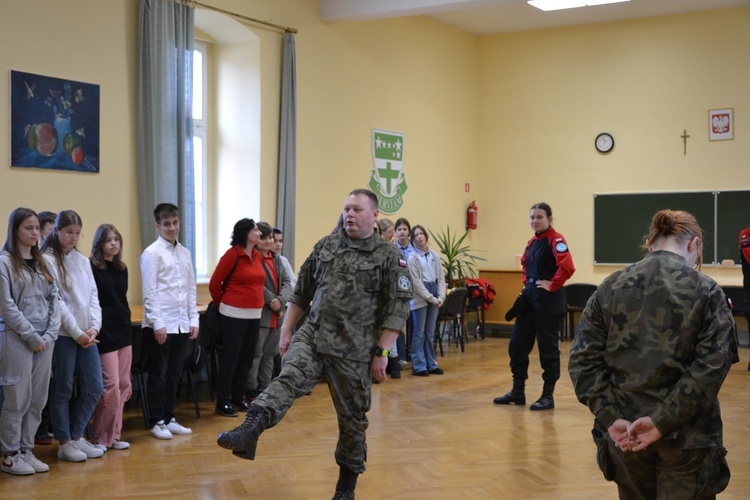 Szkolenie pocztów sztandarowych w liceum urszulańskim