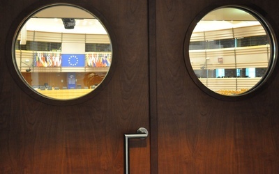 Parlament Europejski uchylił immunitet czworgu eurodeputowanym PiS na podstawie oskarżeń skazanego w Polsce przestępcy 
