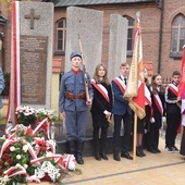 Przed pomnikiem na Skwerze Niepodległości.