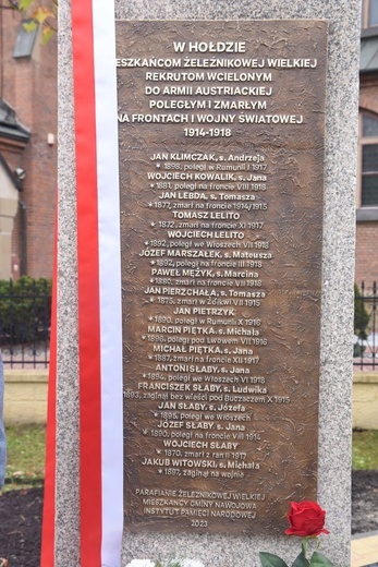 Na tablicy upamięniono poległych z imienia i nazwiska. Podano również, gdzie zginęli.