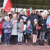 W grupie śpiewających było wiele dzieci.