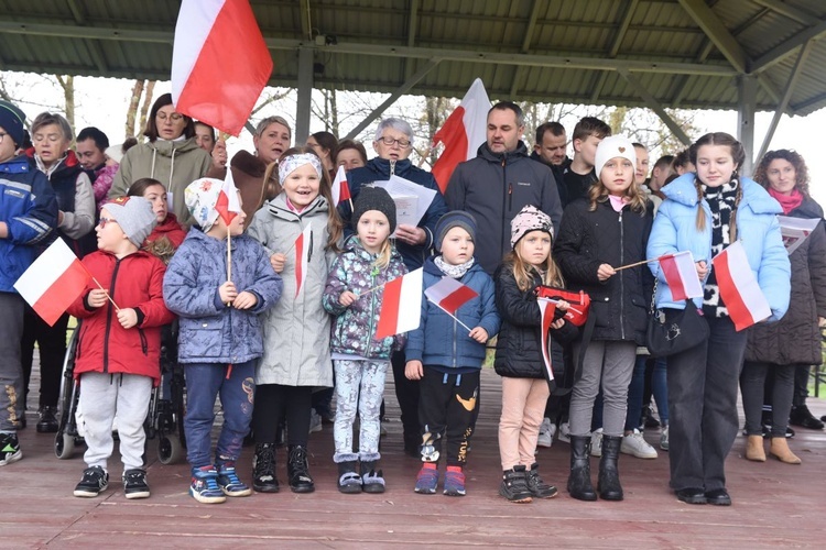 W grupie śpiewających było wiele dzieci.