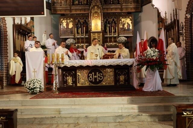 Biskup pomocniczy wygłosił homilię, w której przypomniał, że świętowanie rocznicy odzyskania niepodległości to okazja do okazania wdzięczności Bogu i ludziom, za dar wolności.