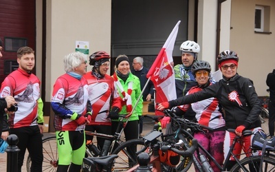 Pięć modlitewnych przystanków i 200 flag Polski od wójta