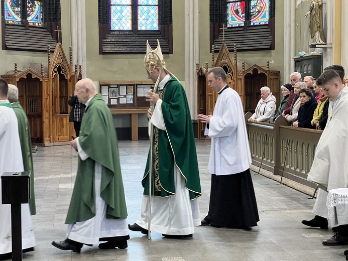 Chorzów. Poświęcenie ołtarza w parafii św. Marii Magdaleny