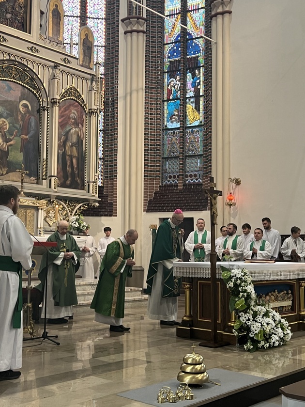 Chorzów. Poświęcenie ołtarza w parafii św. Marii Magdaleny