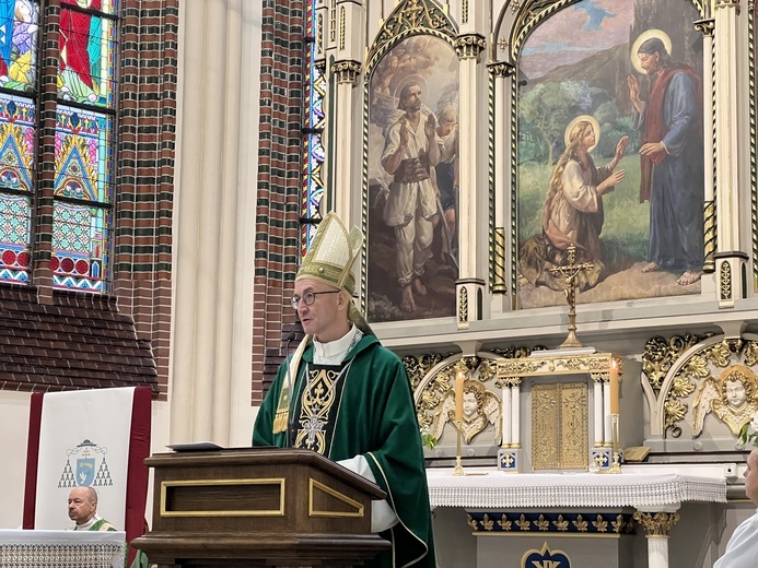 Chorzów. Poświęcenie ołtarza w parafii św. Marii Magdaleny