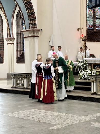 Chorzów. Poświęcenie ołtarza w parafii św. Marii Magdaleny