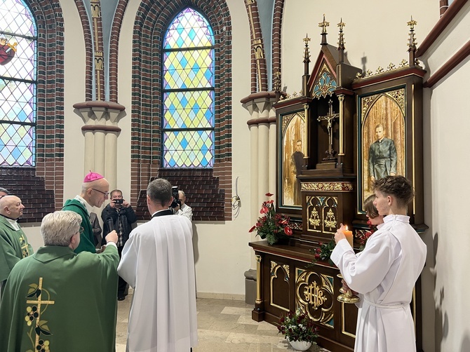 Chorzów. Poświęcenie ołtarza w parafii św. Marii Magdaleny