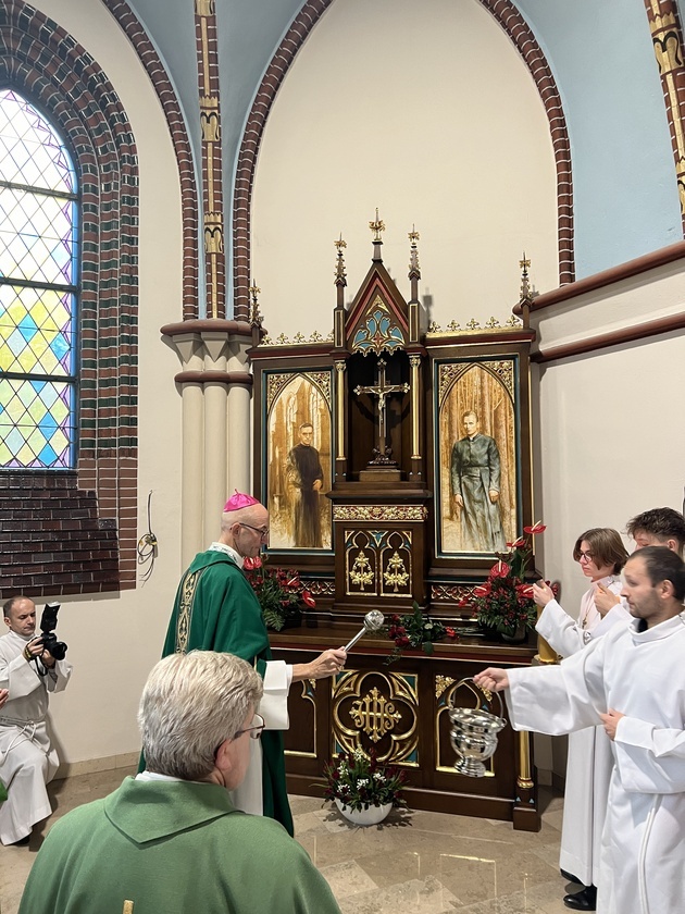 Chorzów. Poświęcenie ołtarza w parafii św. Marii Magdaleny