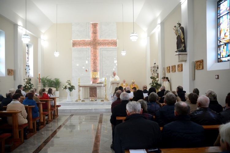 Poświęcenie ołtarza w kościele parafialnym w Wawelnie