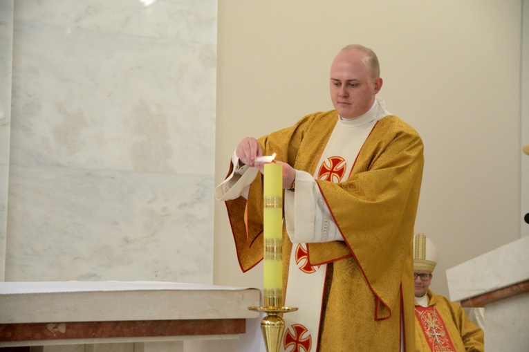 Poświęcenie ołtarza w kościele parafialnym w Wawelnie
