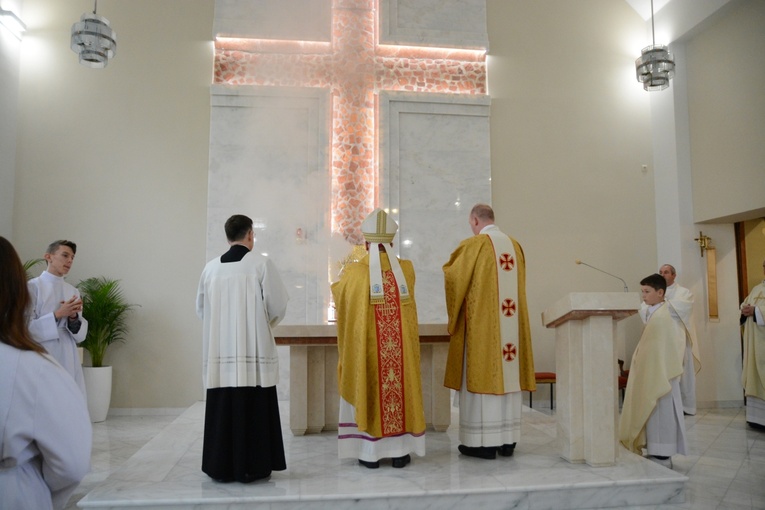Poświęcenie ołtarza w kościele parafialnym w Wawelnie