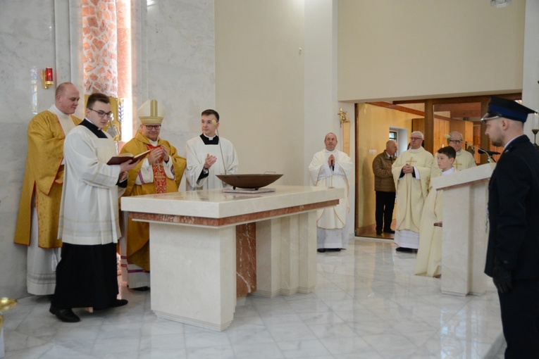 Poświęcenie ołtarza w kościele parafialnym w Wawelnie