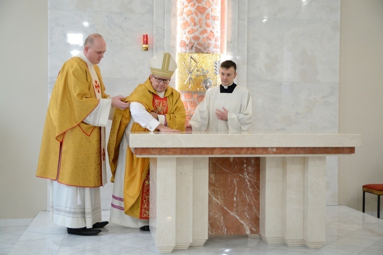 Poświęcenie ołtarza w kościele parafialnym w Wawelnie