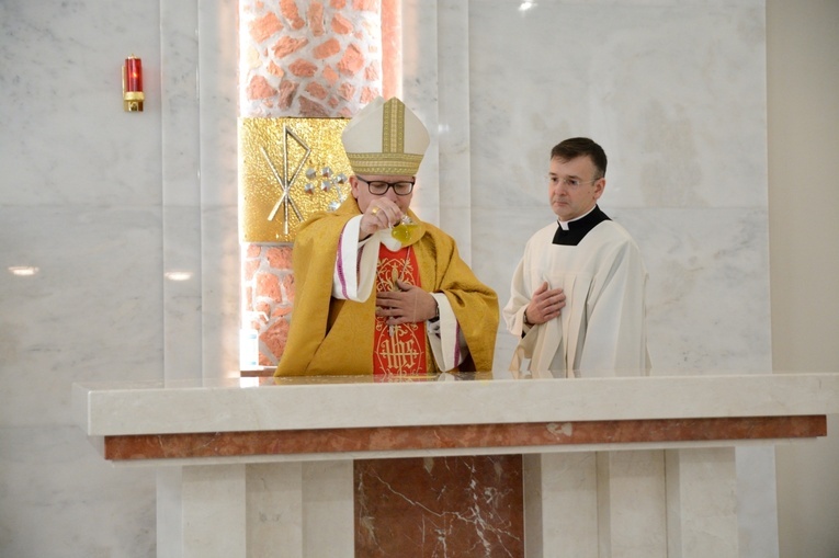 Poświęcenie ołtarza w kościele parafialnym w Wawelnie