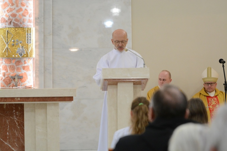 Poświęcenie ołtarza w kościele parafialnym w Wawelnie