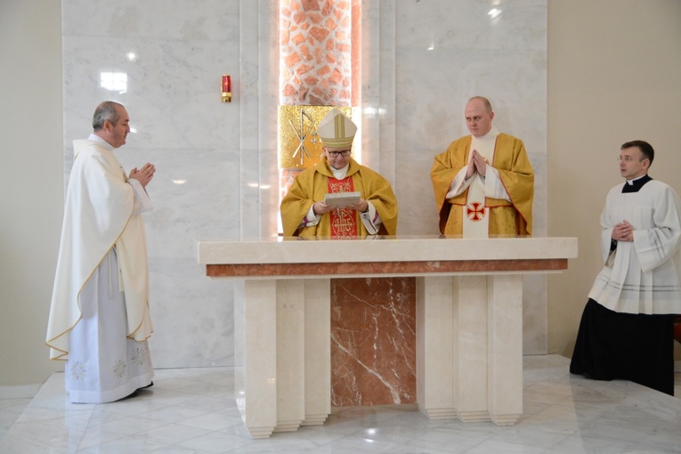 Poświęcenie ołtarza w kościele parafialnym w Wawelnie