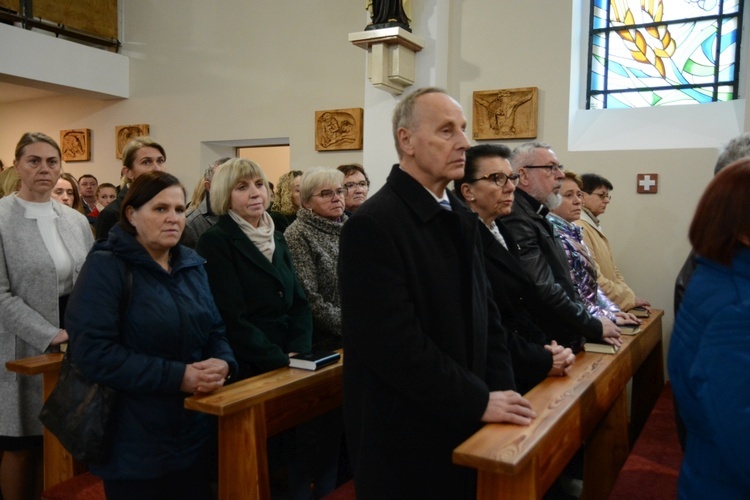 Poświęcenie ołtarza w kościele parafialnym w Wawelnie