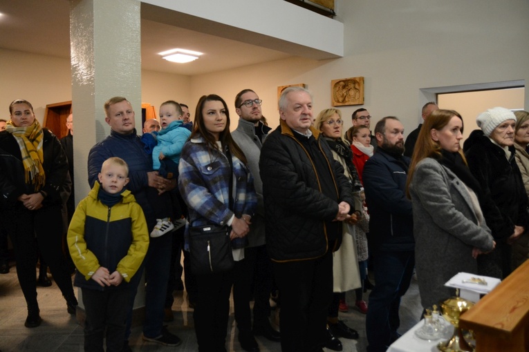Poświęcenie ołtarza w kościele parafialnym w Wawelnie