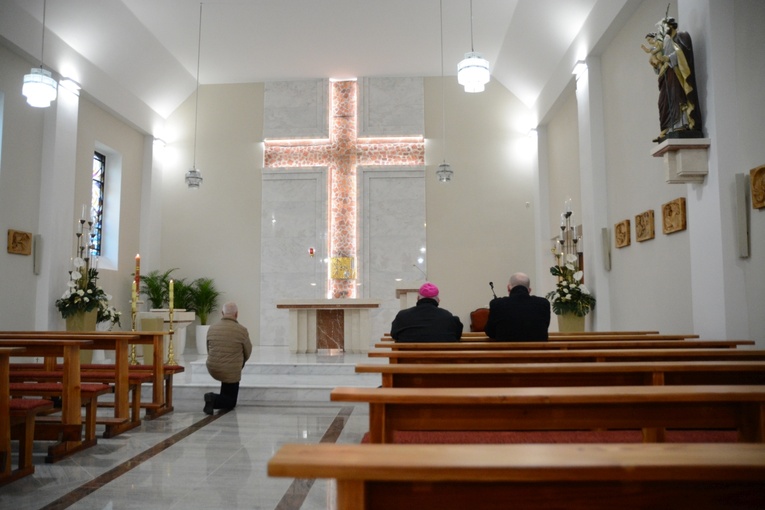 Poświęcenie ołtarza w kościele parafialnym w Wawelnie