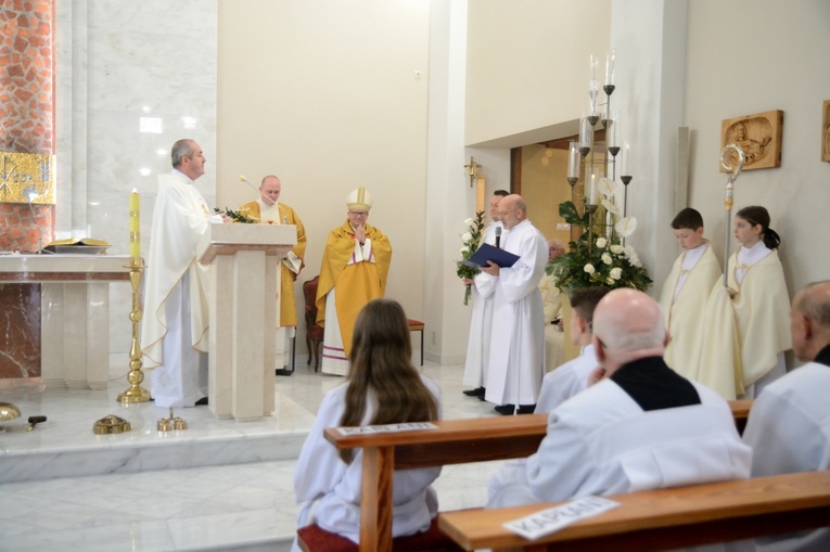 Poświęcenie ołtarza w kościele parafialnym w Wawelnie