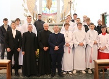 Ks. Marek Adamczyk i alumni z duszpasterzami i liturgiczną służbą ołtarza.