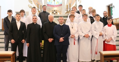 Ks. Marek Adamczyk i alumni z duszpasterzami i liturgiczną służbą ołtarza.