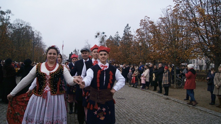 Historyczność chwili i tańca podkreślały również charakterystyczne stroje.