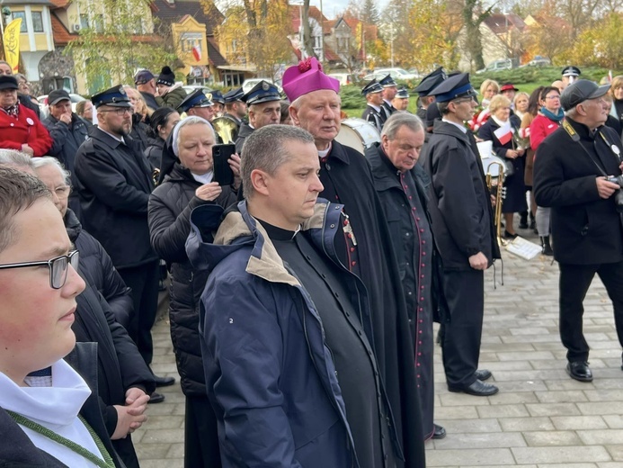 W Krokowej odsłonięto pomnik bł. Alicji Kotowskiej z uczennicą