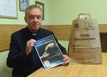 Ks. dyrektor Zbigniew Pietruszka prezentuje plakat i torbę 7. Światowego Dnia Ubogich.