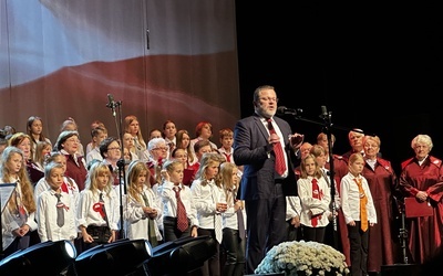 Od wielu lat chórem kieruje Dominik Molewski, organista ciechanowskiej fary.