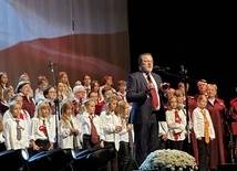 Od wielu lat chórem kieruje Dominik Molewski, organista ciechanowskiej fary.