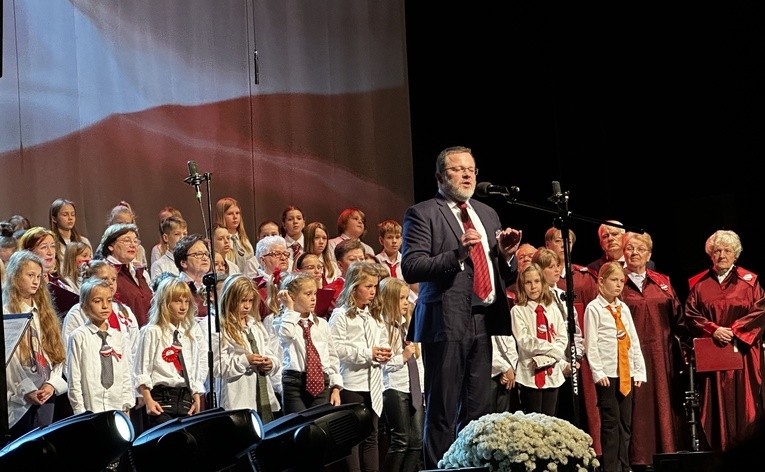 Od wielu lat chórem kieruje Dominik Molewski, organista ciechanowskiej fary.