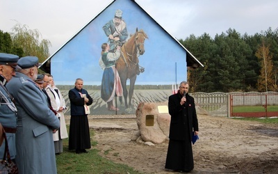 Mural przedstawia fragment obrazu "Ranny powstaniec" Stanisława Witkiewicza.