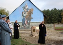 Mural przedstawia fragment obrazu "Ranny powstaniec" Stanisława Witkiewicza.