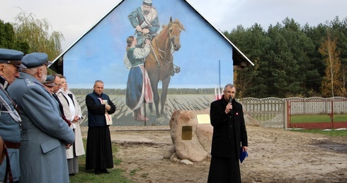 Mural przedstawia fragment obrazu "Ranny powstaniec" Stanisława Witkiewicza.