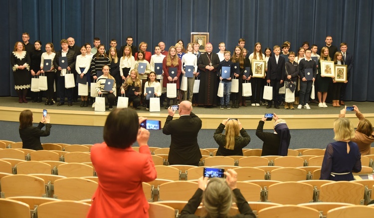 Finaliści konkursu z zaproszonymi gośćmi i organizatorami.