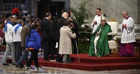Papież w Dniu Ubogich: nędza jest skandalem, dostrzeżmy tych, którzy są niewidzialni