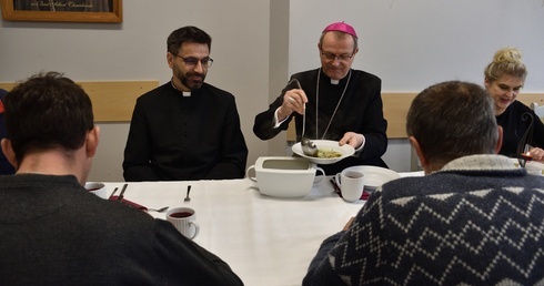 Sopot. Obiad biskupów z ubogimi