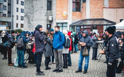 Po Mszy św. potrzebujący zjedli ciepły posiłek, a po południu - wspólnie z wolontariuszami - wybrali się do kina na film "Johnny".