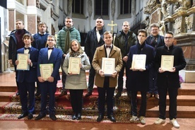 Laureaci z członkami jury.