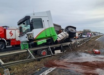 Śląskie. Ciężarowka wypadła z drogi na A4. Ruch w stronę Katowic zablokowany