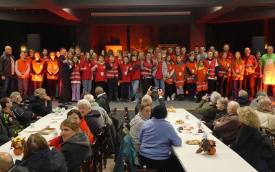 Rzesza wolontariuszy i ich goście w auli św. Jana Pawła II.
