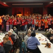 Rzesza wolontariuszy i ich goście w auli św. Jana Pawła II.