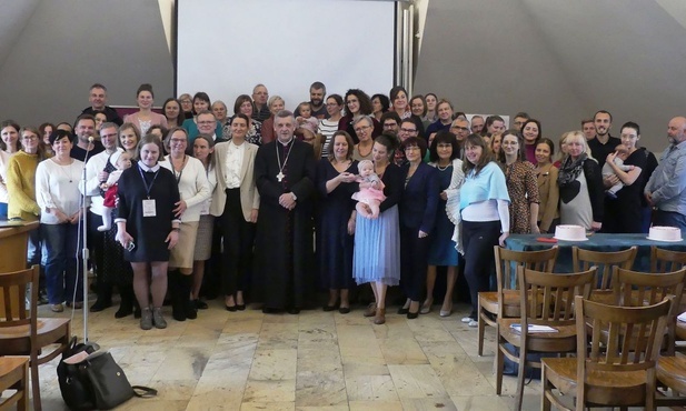 Uczestnicy świętowania z bp. Romanem Pindlem.